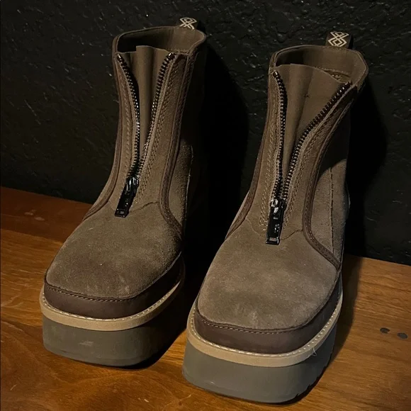 Ugg Brown Suede Women's Ankle Boots - Picture 6 of 7
